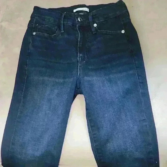 Good American Good Legs Jeans - Picture 3 of 9